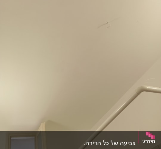 תקרה צבועה עם וו תלייה וחלון פתוח
